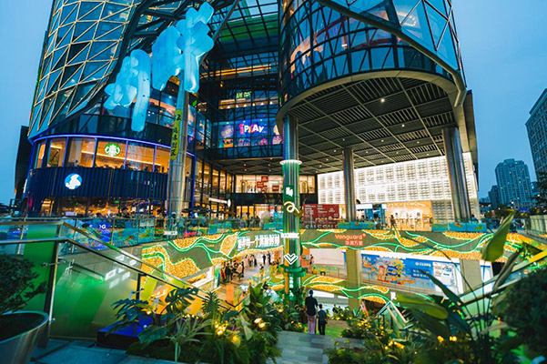 龍湖杭州金沙天街· 湖畔風味街區。龍湖商業供圖