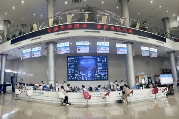 深入推進“我陪群眾走流程”，全面提升依法行政水平。江北區委宣傳部供圖