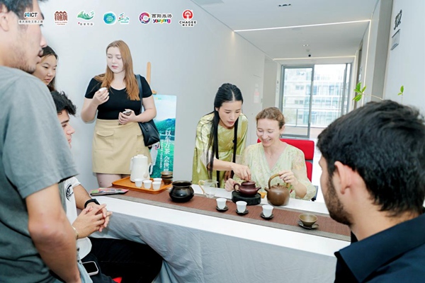 國際學生學習中國茶文化。主辦方供圖