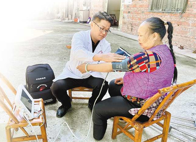 十月二十四日，巫山縣大昌鎮洋溪村，村醫黎興平上門為吳祖香做檢查。記者 栗園園 攝\視覺重慶