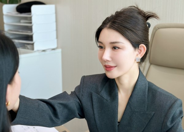 賀睿琳求美者面診。重慶諾美欣悅（媛頌）醫療美容供圖