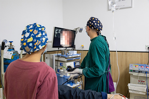 患者進行檢查。重慶東大肛腸醫院供圖