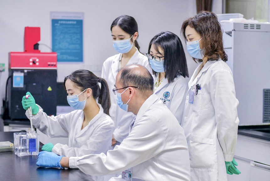 代謝性血管疾病川渝共建重點實驗室里，醫學科研工作者正在開展實驗。受訪者供圖。