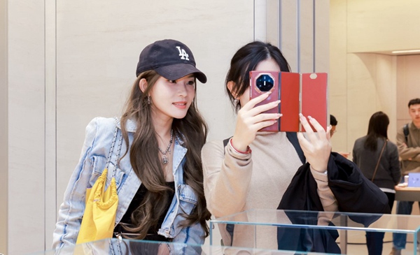 市民正在體驗產品。華為終端供圖