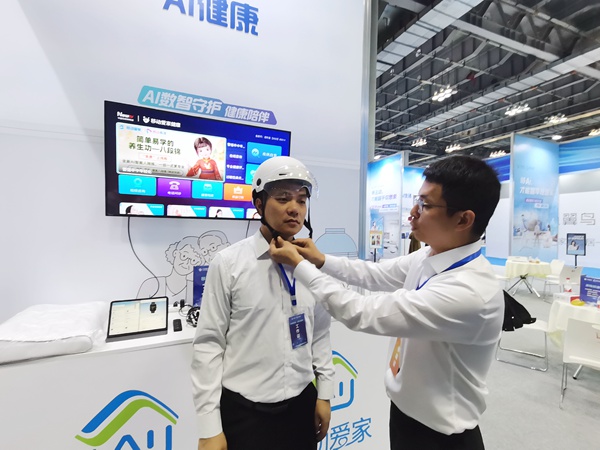 智能頭盔。張艷攝