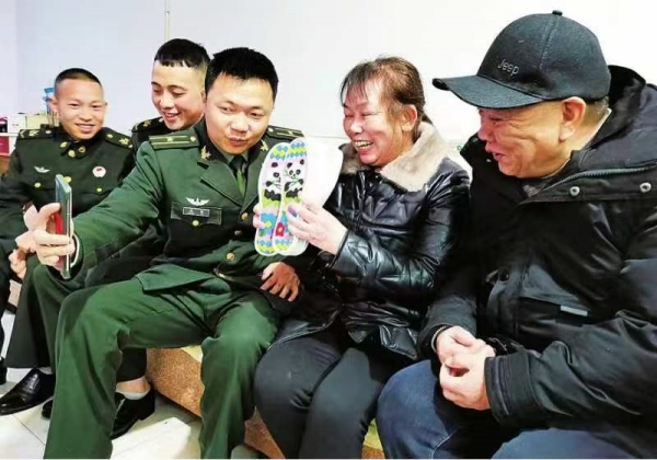 張興會縫制鞋墊。大足區委宣傳部供圖