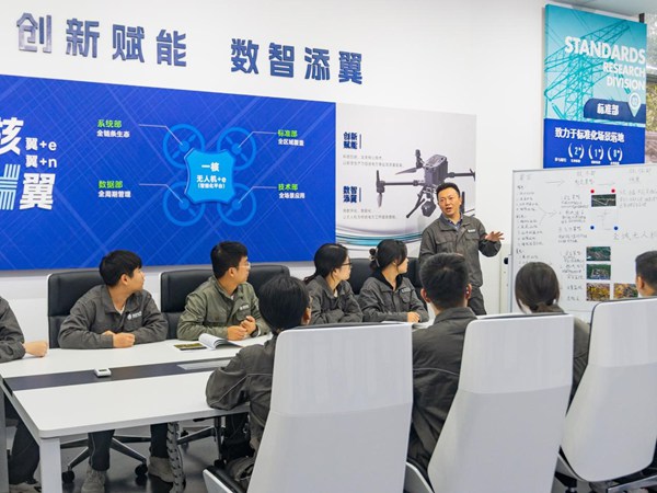 何濤在無人機創新工作室給青年員工講授全域無人機創新技術。國網重慶永川供電公司供圖