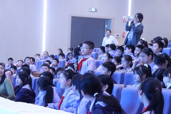 學生在課堂上與老師互動。兩江新區云錦小學供圖