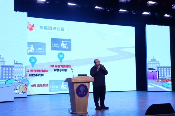 萬凱林為學生講解智能駕駛技術。兩江新區云錦小學供圖