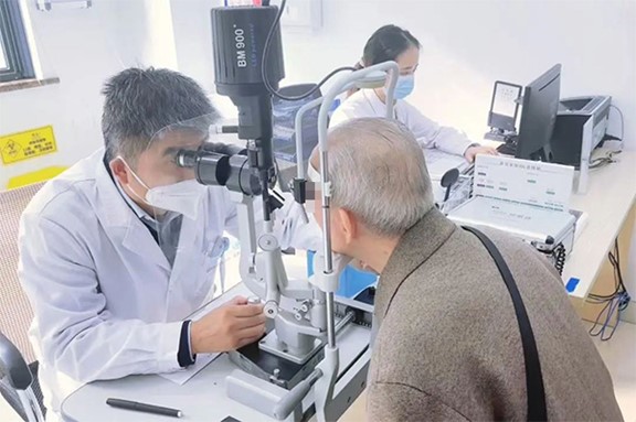 安曉巨為李爺爺做檢查。重慶華廈眼科醫院供圖