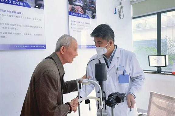 復查回訪現場。重慶華廈眼科醫院供圖