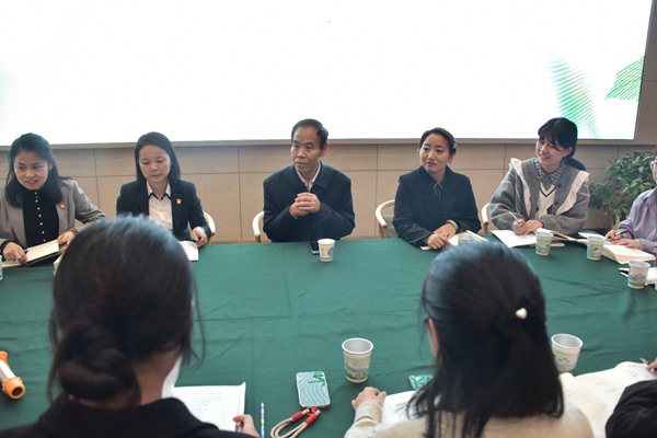 魏書生與老師面對面分享育人經驗。學校供圖