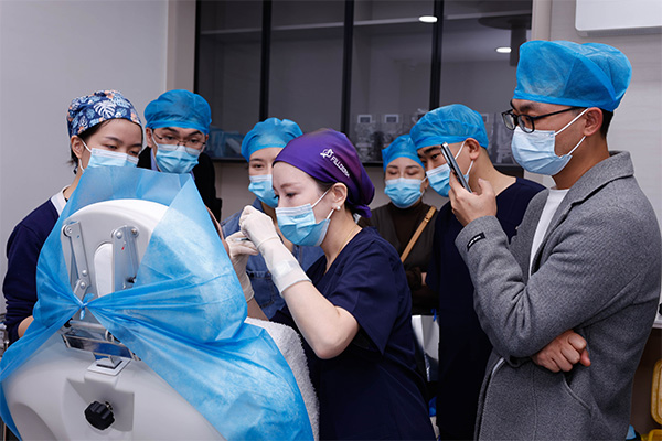 實操環節。重慶軍科整形美容醫院供圖