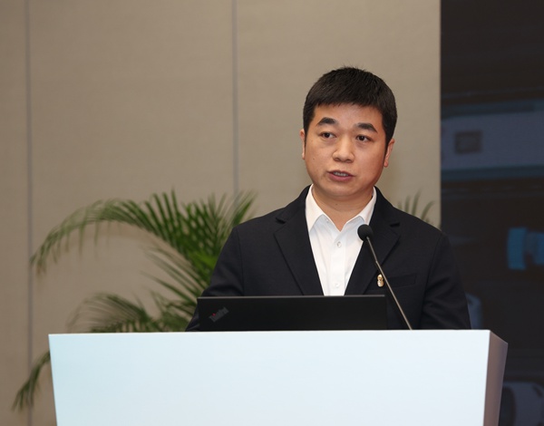 楊劍發表主題演講。交運城卡公司供圖