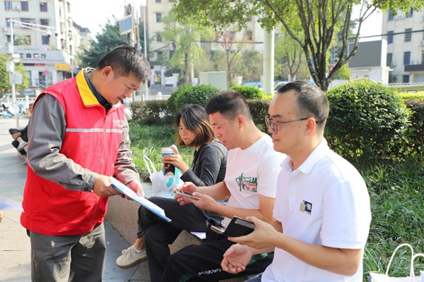 供電員工在時代廣場推廣“網上國網95598”微信公眾號。國網重慶永川供電公司供圖