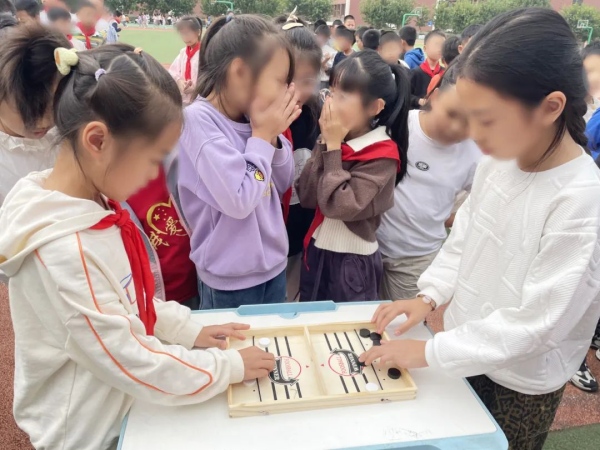 “彈彈棋比拼”活動現場。重慶小米熊兒童醫院供圖