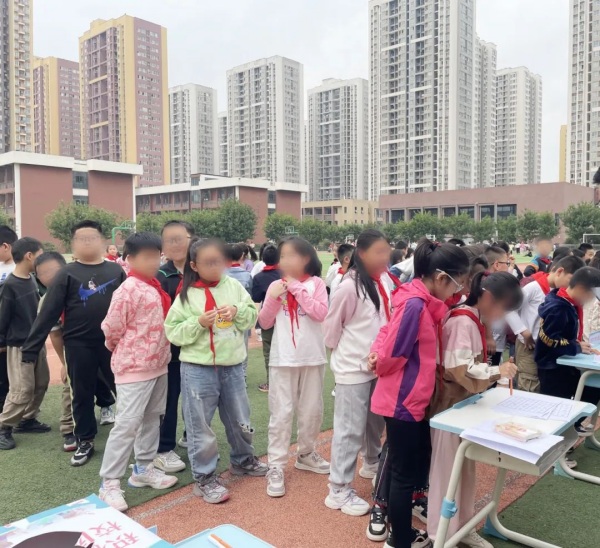 “舒爾特方格游戲”活動現場。重慶小米熊兒童醫院供圖