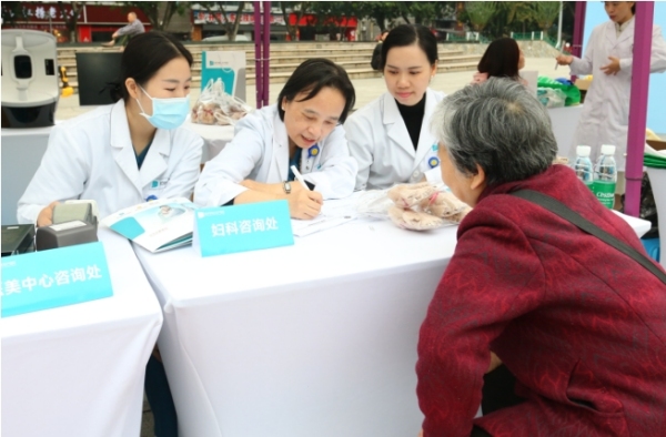 義診現場。重慶安琪兒婦產醫院供圖