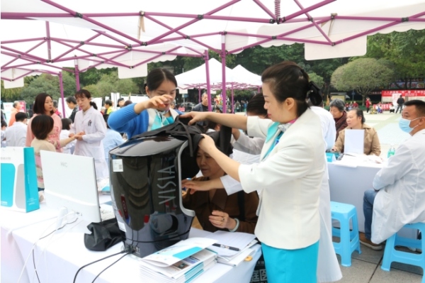 義診現場。重慶安琪兒婦產醫院供圖
