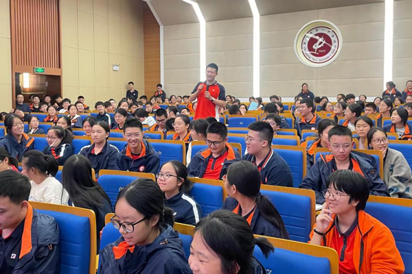 學生向李燕燕提問。重慶一中供圖