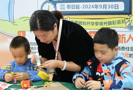 親子互動剪紙。重慶華廈眼科醫院供圖