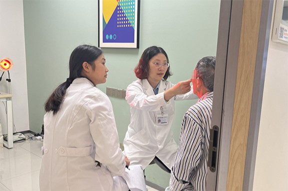 馮勝輝為患者檢查眼位。重慶南坪愛爾眼科醫院供圖