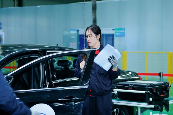 參賽選手進行設備調試。重慶機電職業技術大學供圖