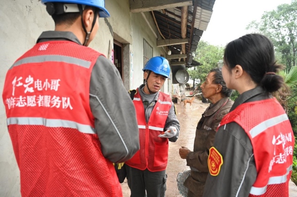 紅巖“電小哥”上門為老百姓提供服務。國網重慶市南供電公司供圖