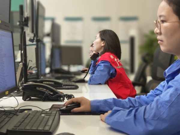 國網重慶超高壓公司工作人員在500千伏變電站監控大廳內作業。國網重慶超高壓公司供圖