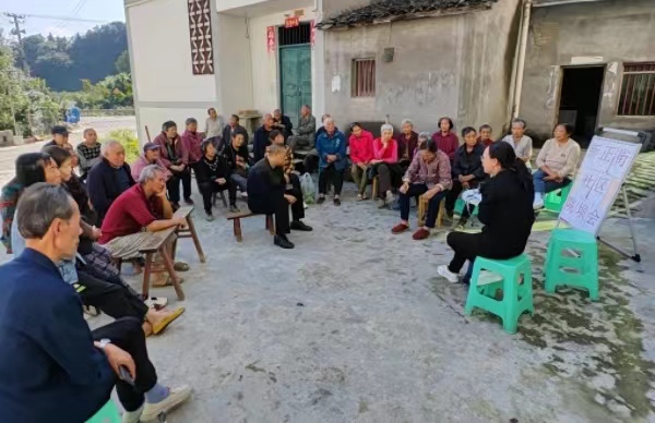 院壩會上宣傳城鄉居民醫保政策。新正街社區供圖