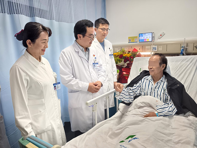 醫護團隊正在查房。受訪者供圖