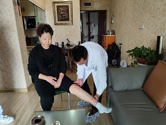 周祖葦為郭阿姨檢查左腿。重慶道格骨科醫院供圖