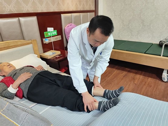 周祖葦為谷婆婆查體。重慶道格骨科醫院供圖