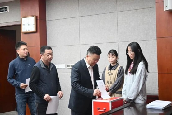 余勇（中）進行投票。重慶道格骨科醫院供圖