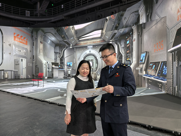 永川區稅務人員到永川科技片場宣傳相關稅費政策，解答涉稅問題。王磊攝