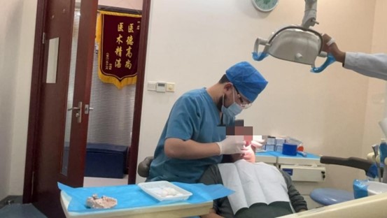 正畸操作現場。泰康拜博口腔供圖