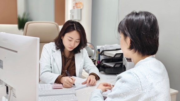 余航美為求美者面診。重慶諾美欣悅（媛頌）醫療美容供圖