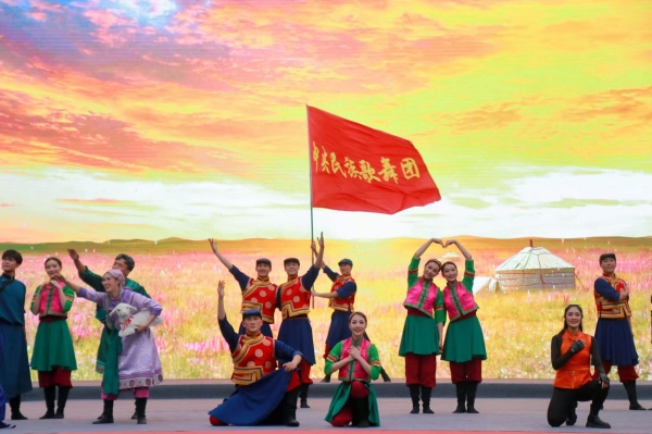 群舞《永遠的烏蘭牧騎》。胥世鵬 攝