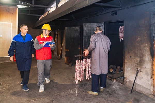 電力員工檢查風機等用電設備。國網重慶永川供電公司供圖