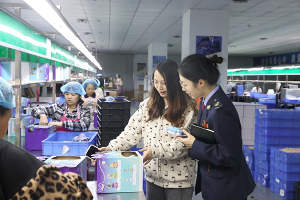 秀山縣稅務人員走進重慶市秀山縣振雄塑膠制品有限公司組裝車間，了解生產經營情況。張雯惠攝