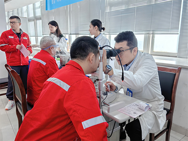 義診現場。重慶普瑞眼科醫院供圖