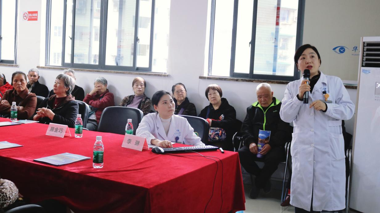 李琳科普講座現場。重慶華廈眼科醫院供圖