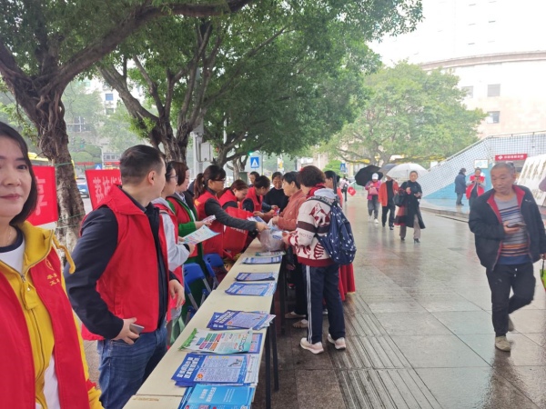 開展防范電信網絡詐騙宣傳活動。荔枝街道供圖
