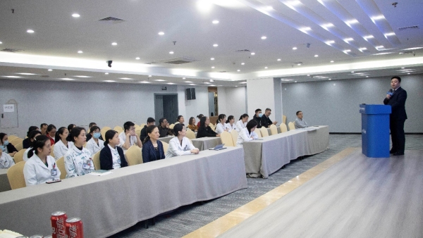 羅嚴鵬致辭。華廈渝州眼科醫院供圖