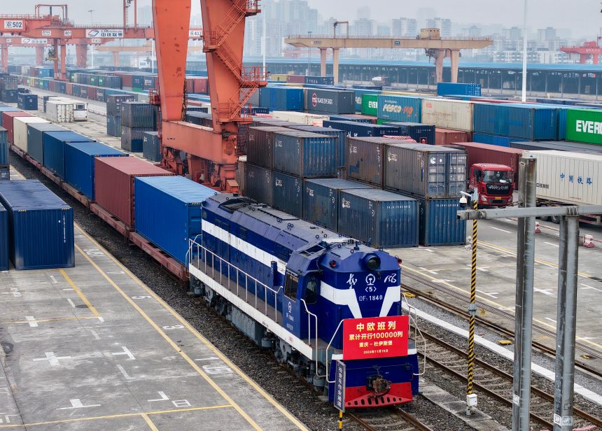 X8083次中歐班列（重慶—杜伊斯堡）從重慶發出。中國鐵路成都局集團有限公司供圖