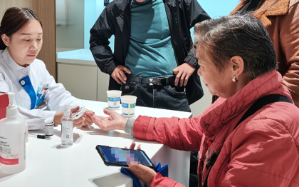 護士為老年患者檢測血糖。重慶南坪愛爾眼科醫院供圖