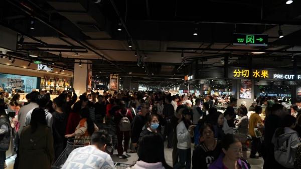 顧客在升級后的門店購物。永輝超市供圖