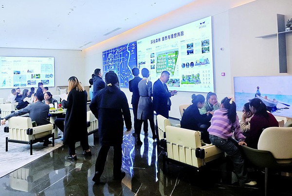 象嶼·未來宸光小區復工開盤，引來不少看房買房的市民。