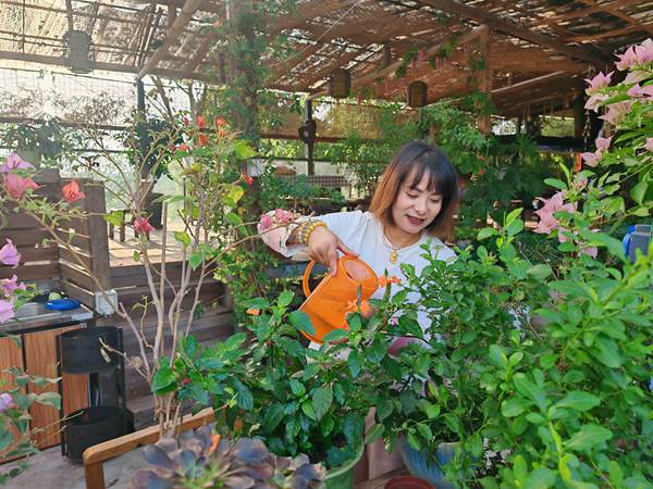 周遠香打理小院花草。銅梁區委宣傳部供圖