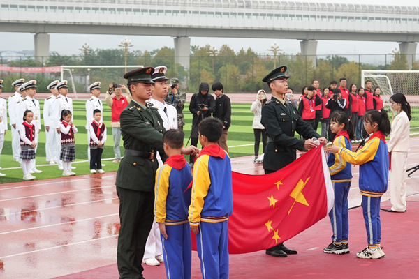 國旗交接儀式。重慶航天職業技術學院供圖